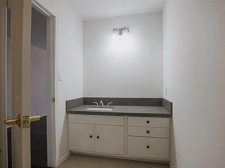 5614 Indian Cir — Photo 21