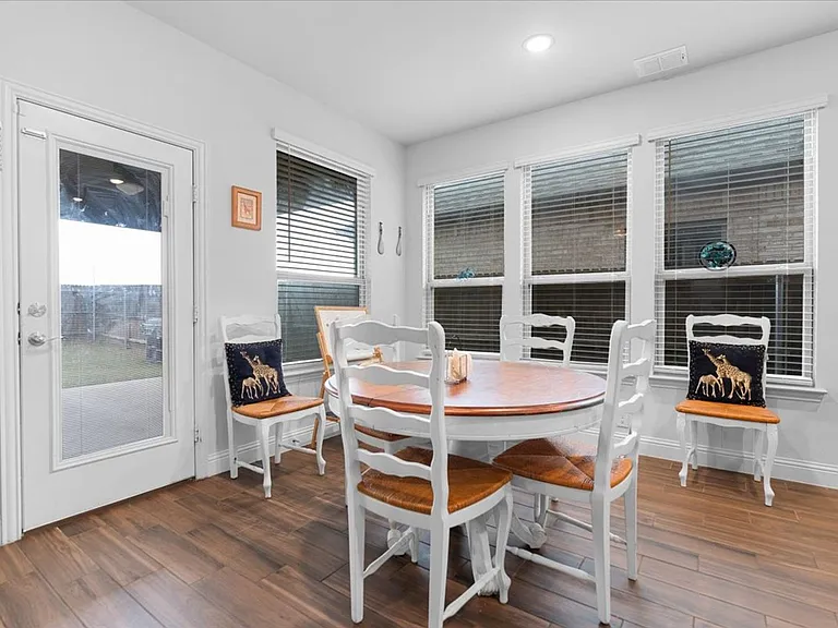 2760 Richard St — Photo 8