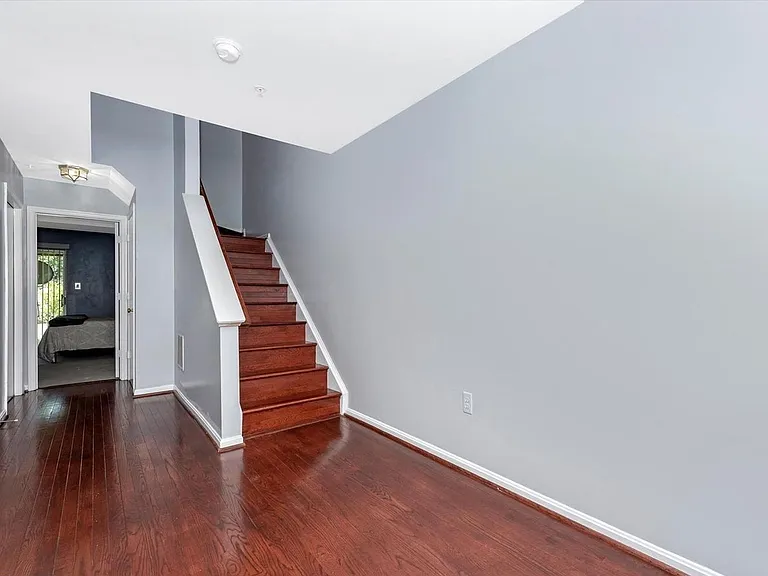 124 Cavenrock Ct — Photo 4