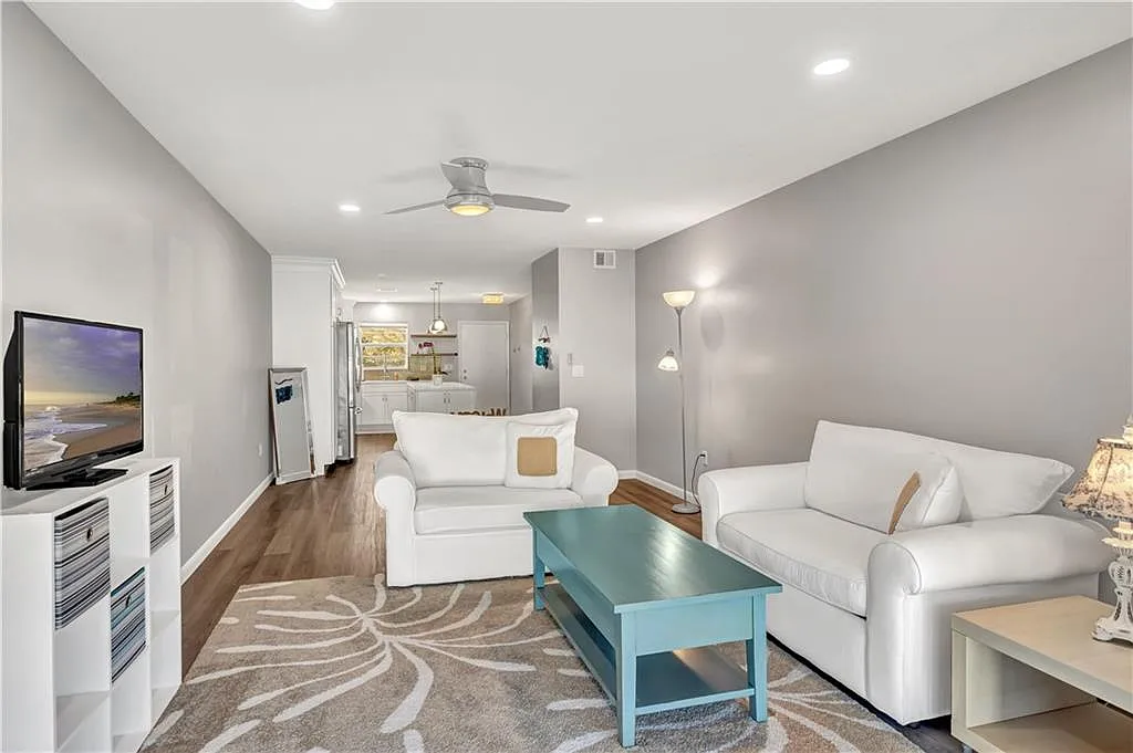 2 bed, 1000 sqft, $1,995 — Photo 4