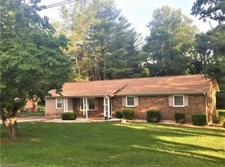 1420 Faircrest Dr, Winston Salem, NC 27106