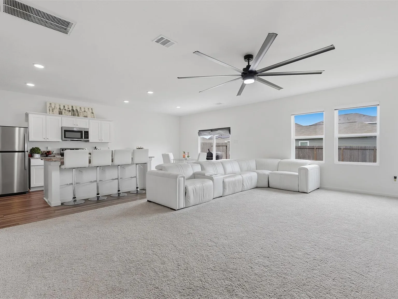 4 bed, 2.5 bath, 2240 sqft, $2,500 — Photo 4