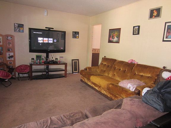 2nd image of 2204 Oak Ln