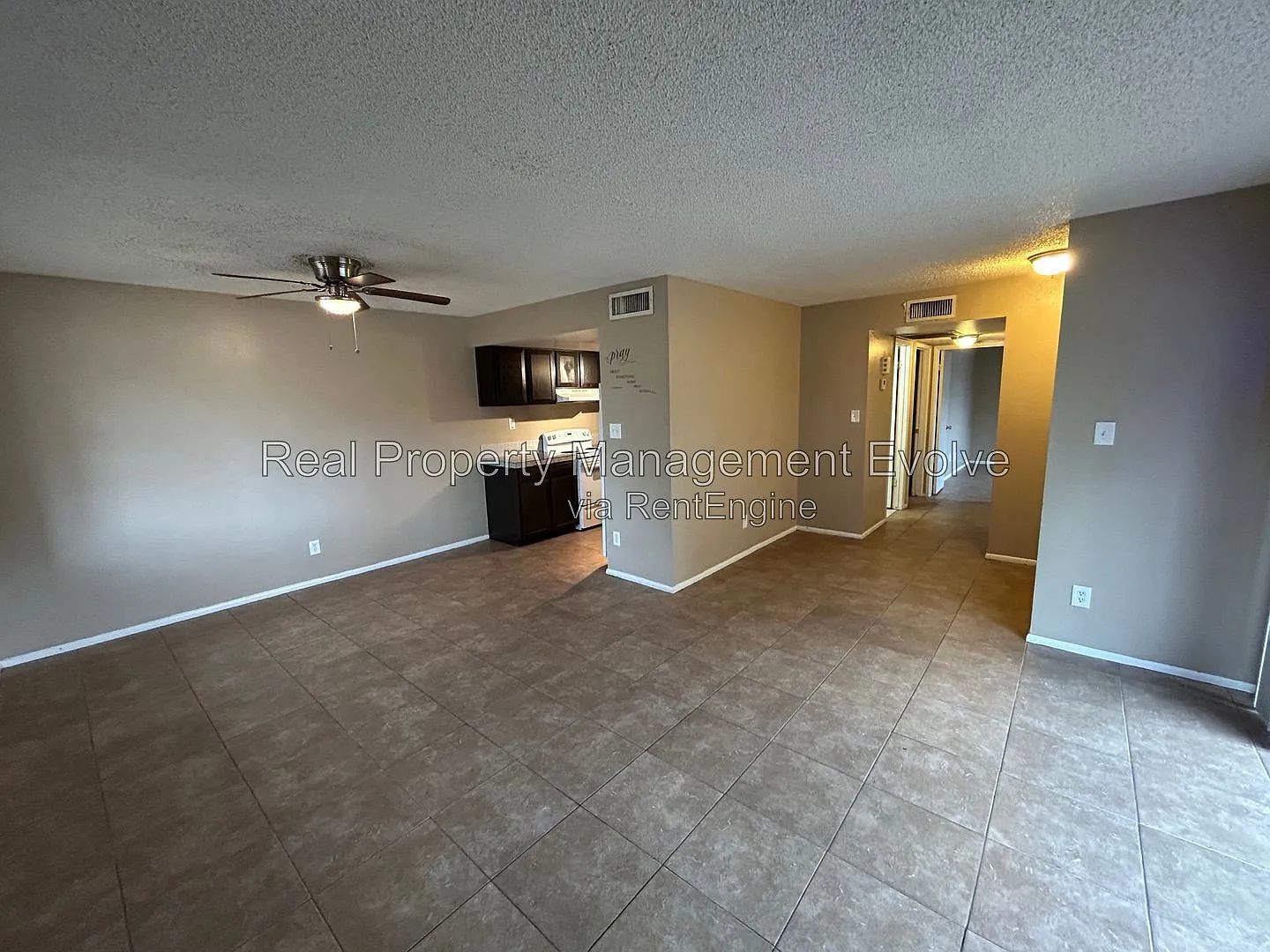 2 bed, 1.0 bath, 957 sqft, $1,050 — Photo 4
