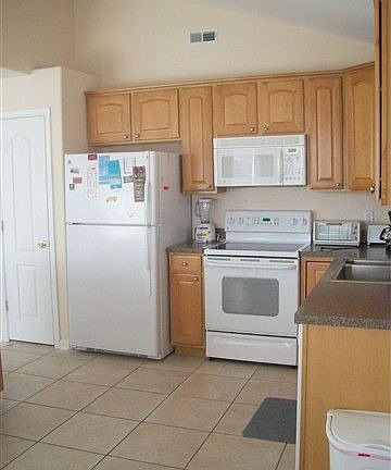 5th image of 826 E 6th St