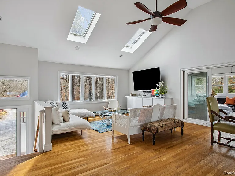 30 Squires Blvd — Photo 4