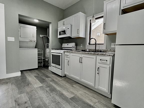 3rd image of 117 W Hemlock St