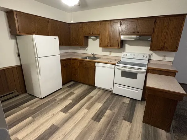 Oak Manor Apartments, 1120 Porter St APT 3, Clearwater, MN 55320