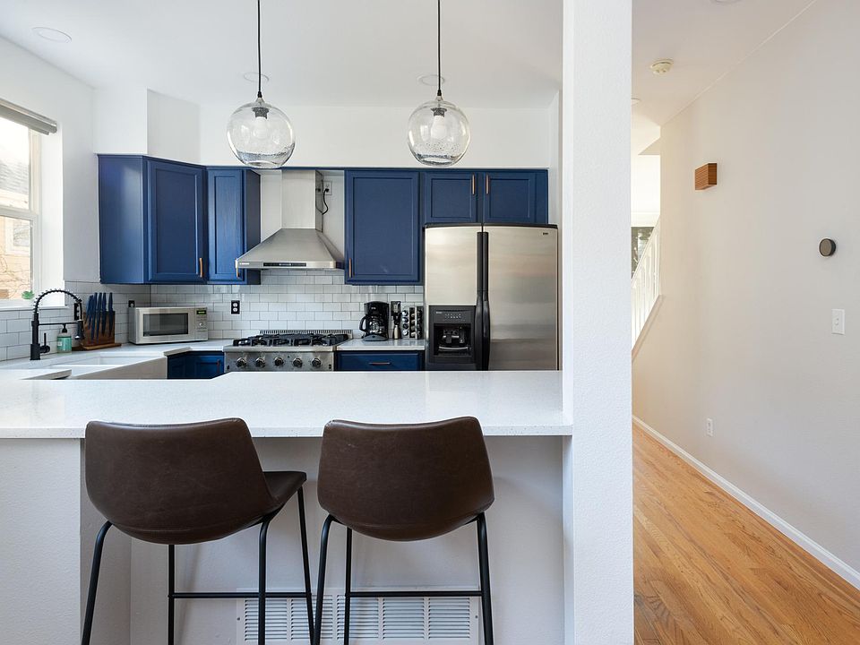 Kitchen & bar area