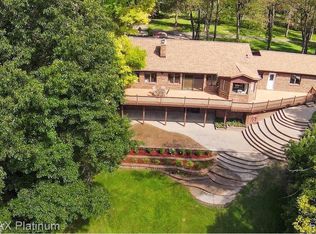 13185 Old Pine Dr, Brighton, MI 48114