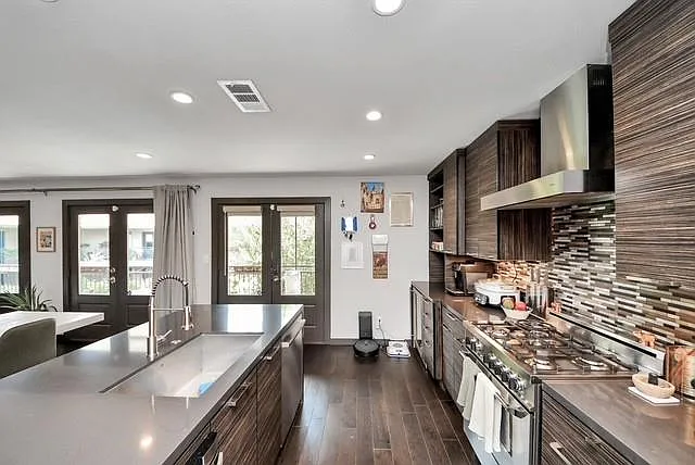 1410 Hyde Park Blvd #203 — Photo 33