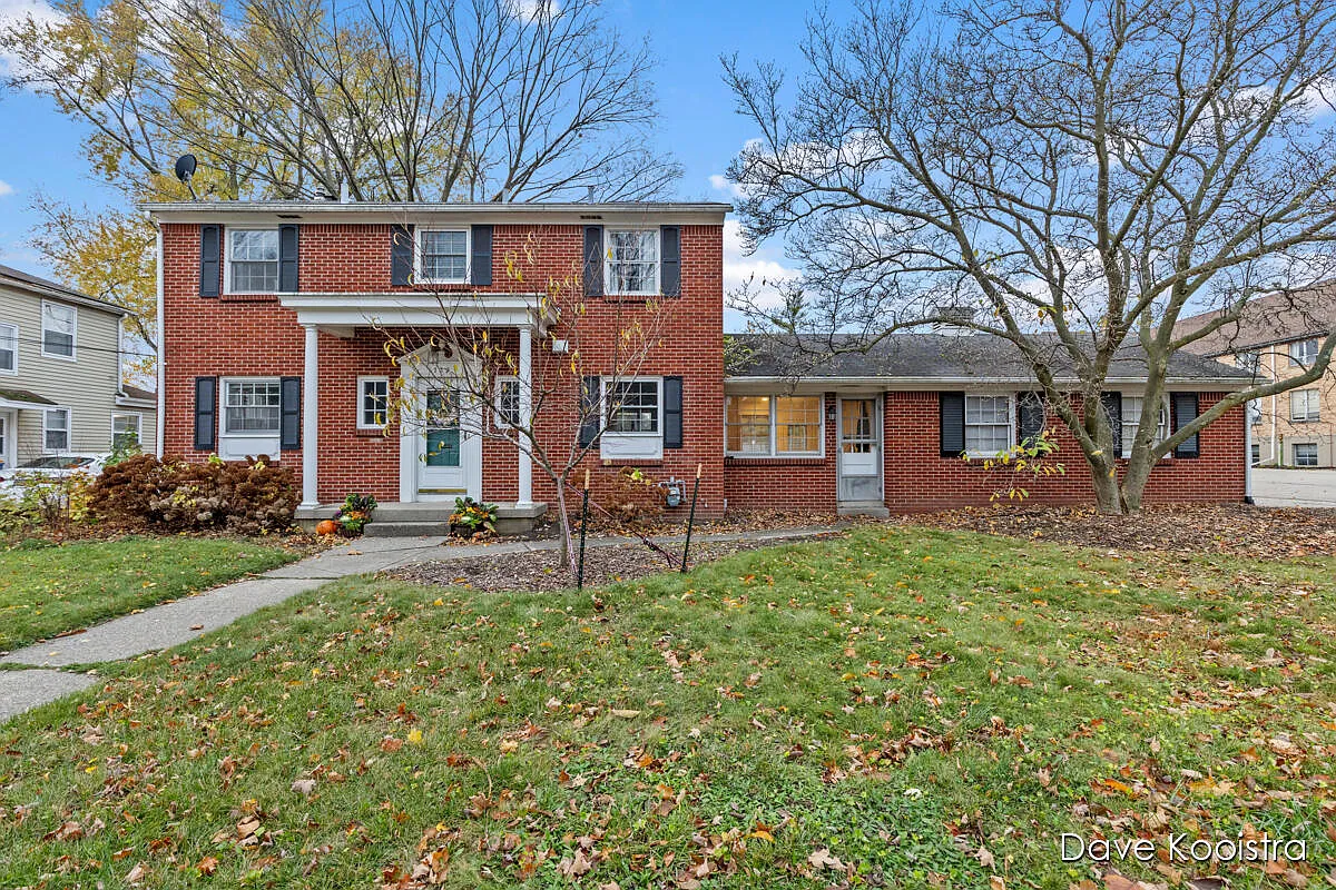 1729 Chamberlain Ave SE photo 1
