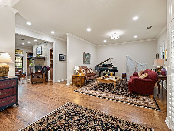 3rd image of 3833 Montecito Dr