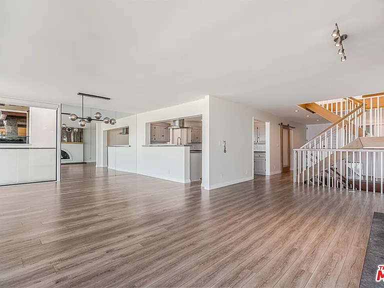 2308 The Strand — Photo 4