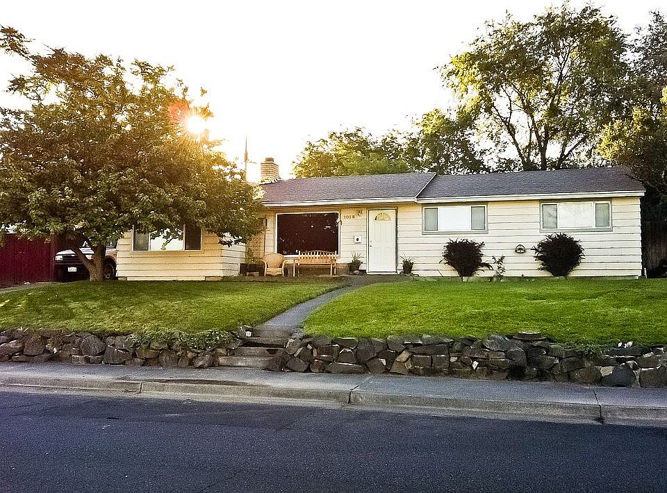 1st image of 1015 S Skyline Dr