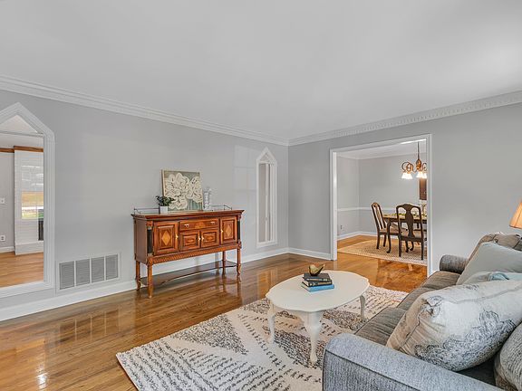 5th image of 236 Donington Dr