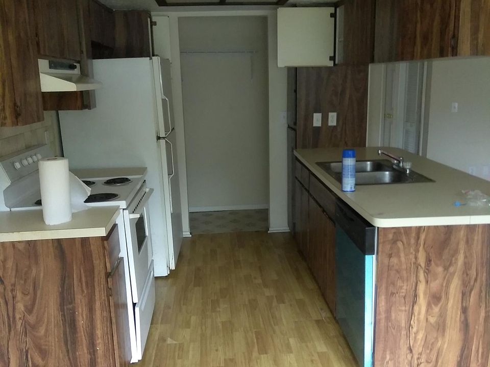 Kitchen/laundry area