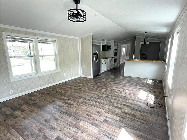 433 Capricorn Dr — Photo 7