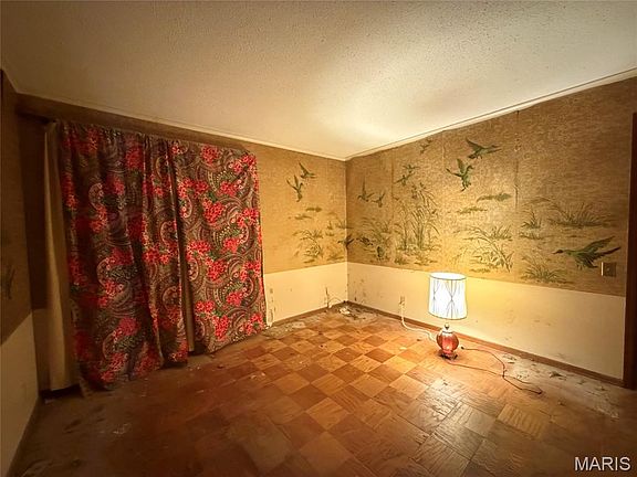 3rd image of 528 W Washington Ave