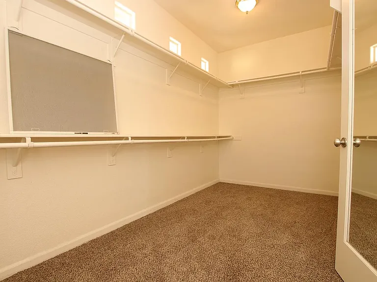 833 Round Hill Dr — Photo 23