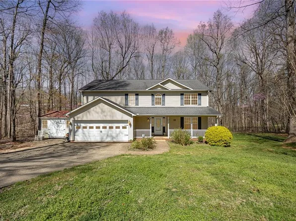 215 Blakes Ct, Thomasville, NC 27360
