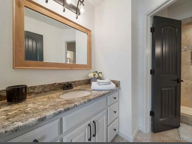 1436 E 35th Pl — Photo 23