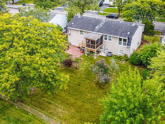 3rd image of 17730 Sarah Ln