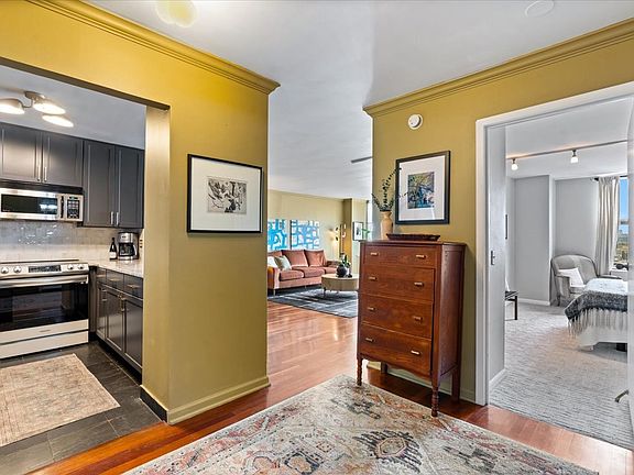 5th image of 525 W Hawthorne Pl APT 2407
