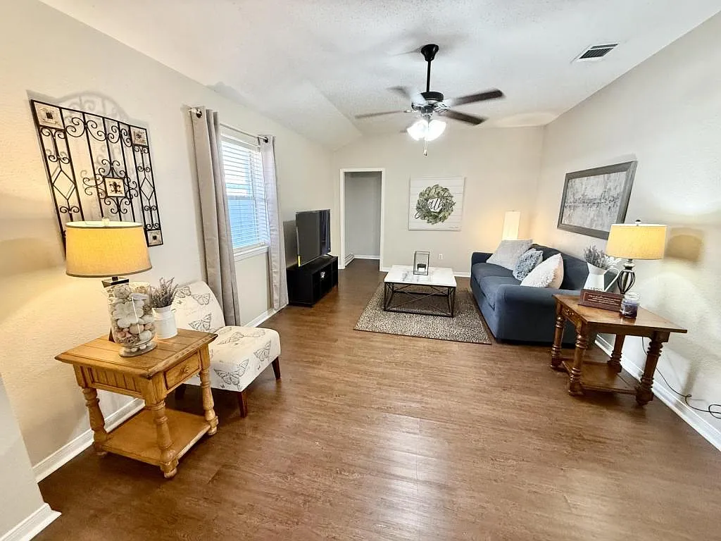 1606 Bagby Ave. Unit B — Photo 1