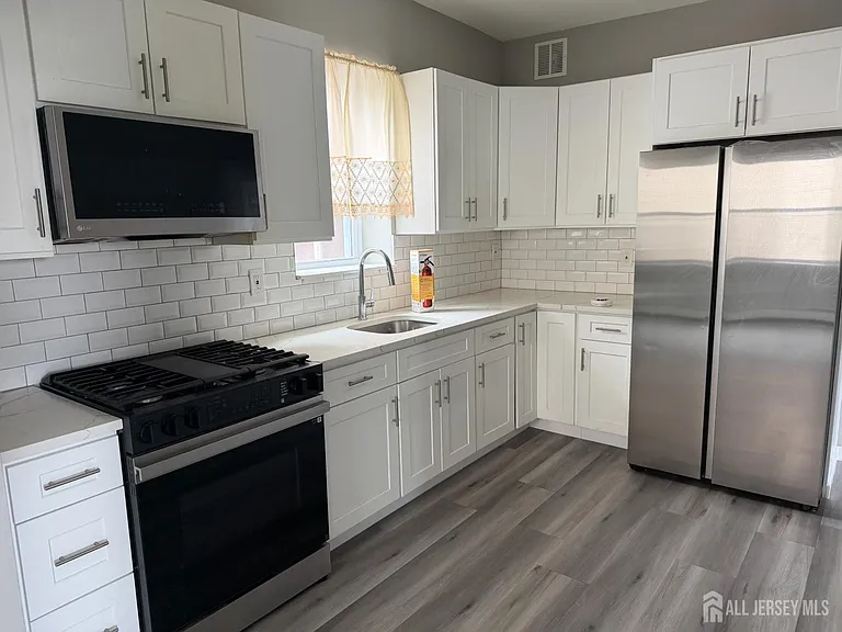 346 Market St — Photo 4