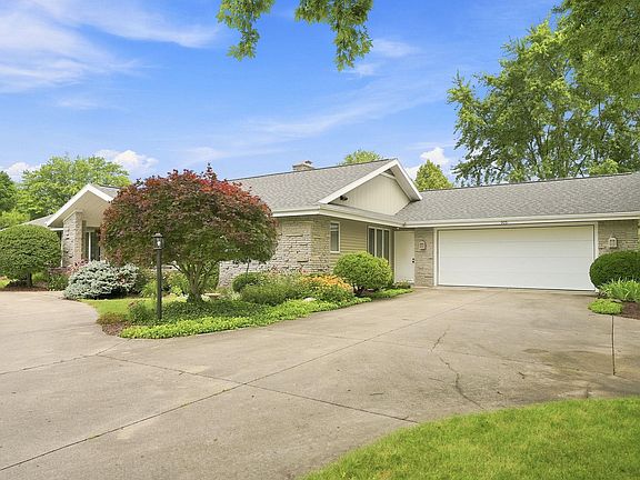 2nd image of 905 Sycamore Ln