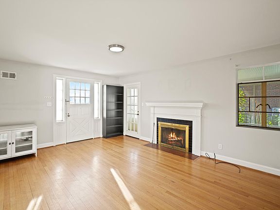 2nd image of 3100 S Hill St