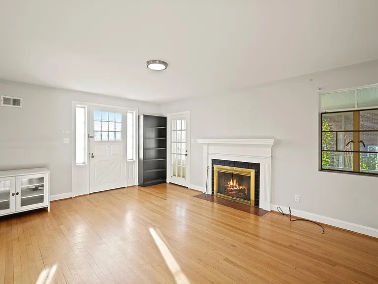 3100 S Hill St — Photo 2