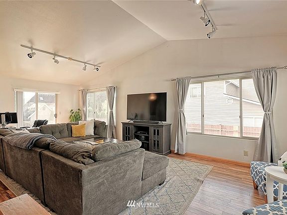 3rd image of 6804 62nd Pl NE