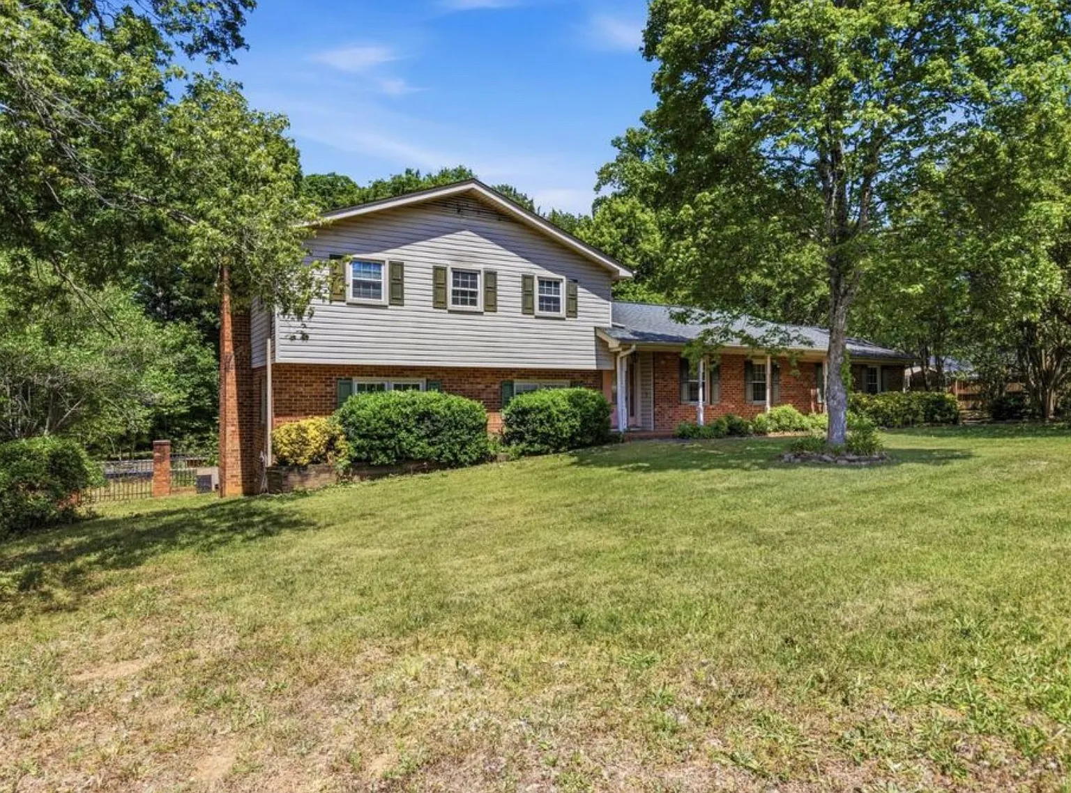 5 bed, 2575 sqft, $2,500 — Photo 3