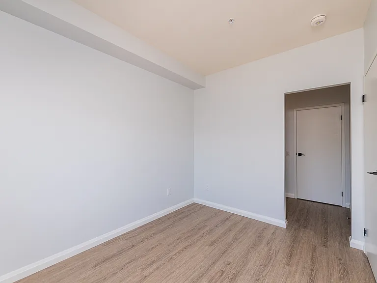 528 Lancaster St W — Photo 18