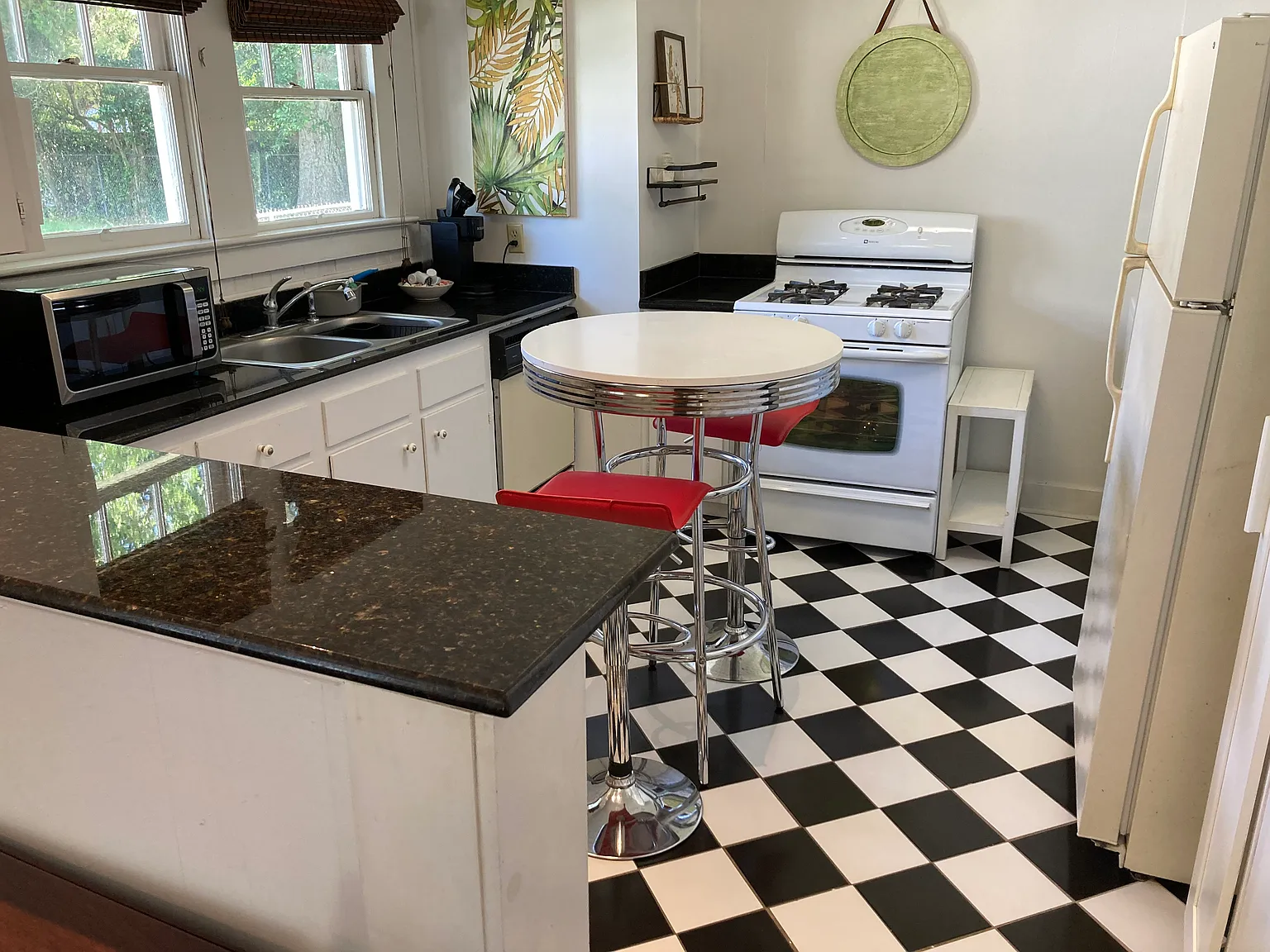2 bed, 760 sqft, $1,600 — Photo 2