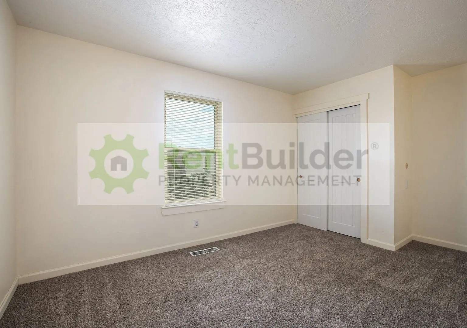 3 bed, 2.0 bath, 1302 sqft, $1,995 — Photo 2