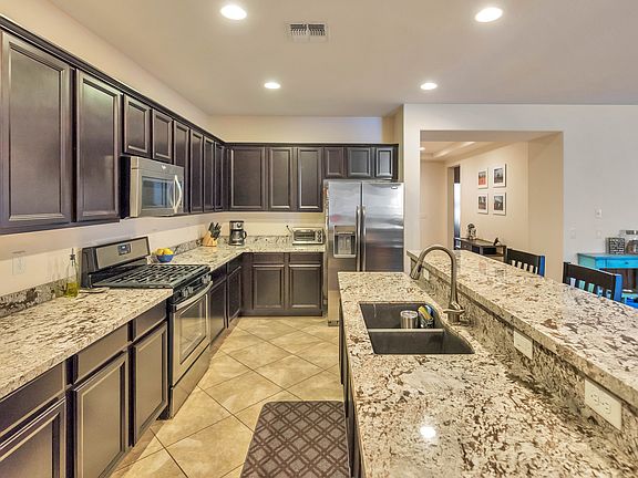 Kitchen w/granite & gas