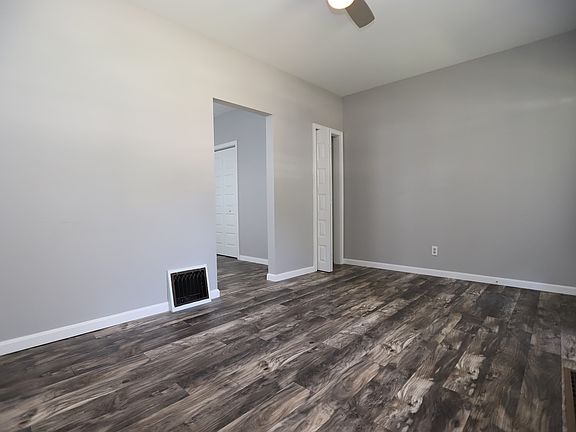 3rd image of 1121 E Powell Ave