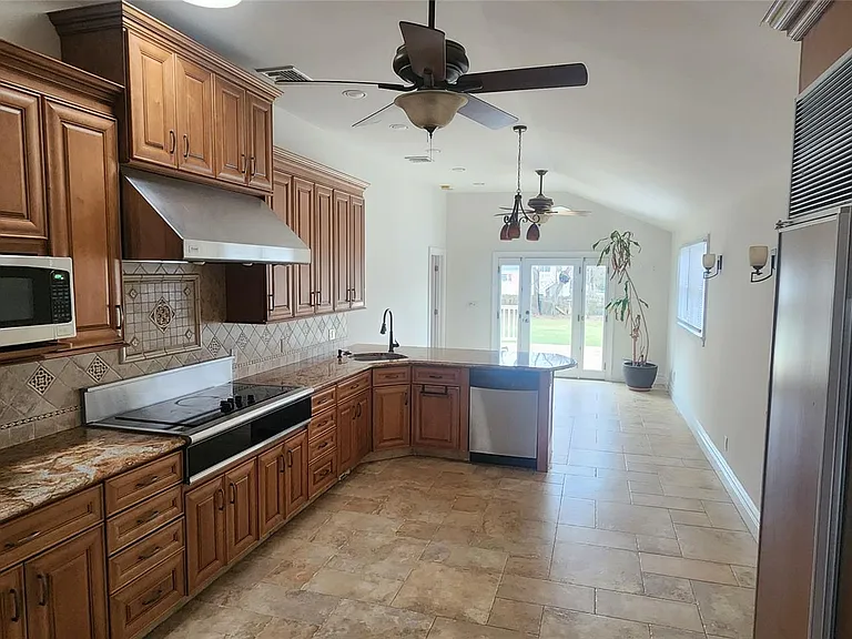 1524 Express Dr S — Photo 2