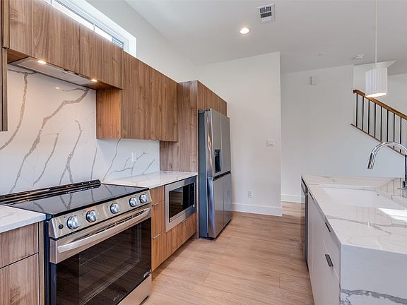 3rd image of 2206 Arroyo Ave #305