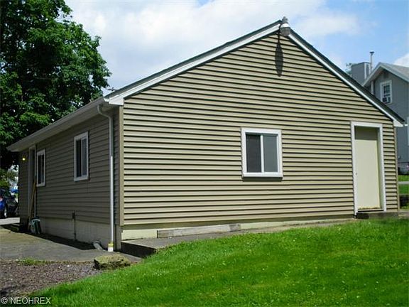5th image of 255 E Friend St