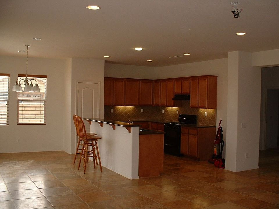Great Room, beautiful 18"tiling