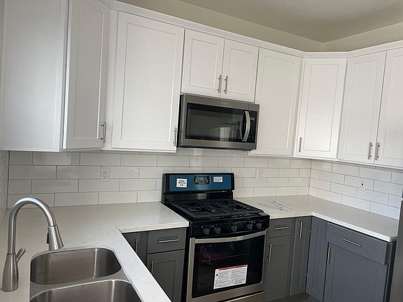 3rd image of 2834 Willow Pl #A