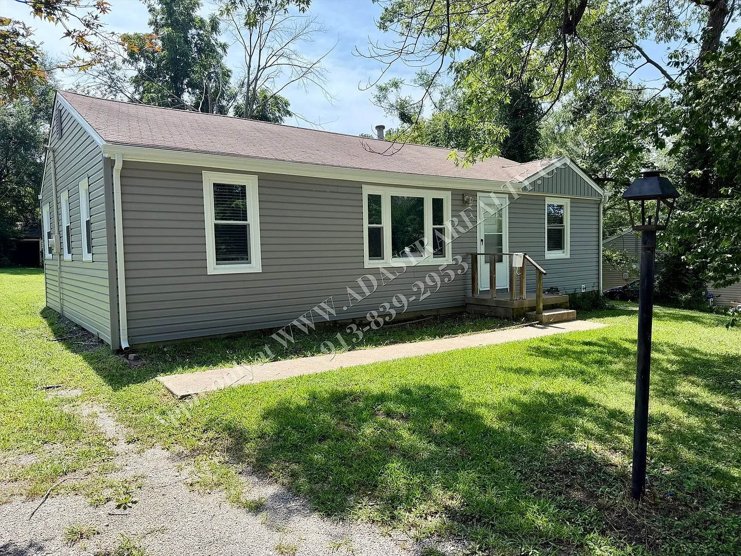 Cute 3 Bed 1 Bath in Raytown-Available NOW!! — Photo 1