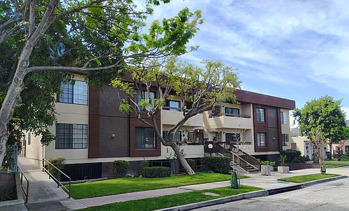 320 W Maple St Photo 1