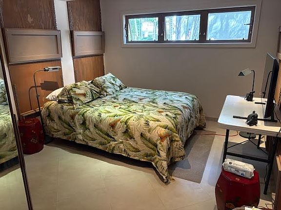 Queen bed, smart tv, wifi, A/C.