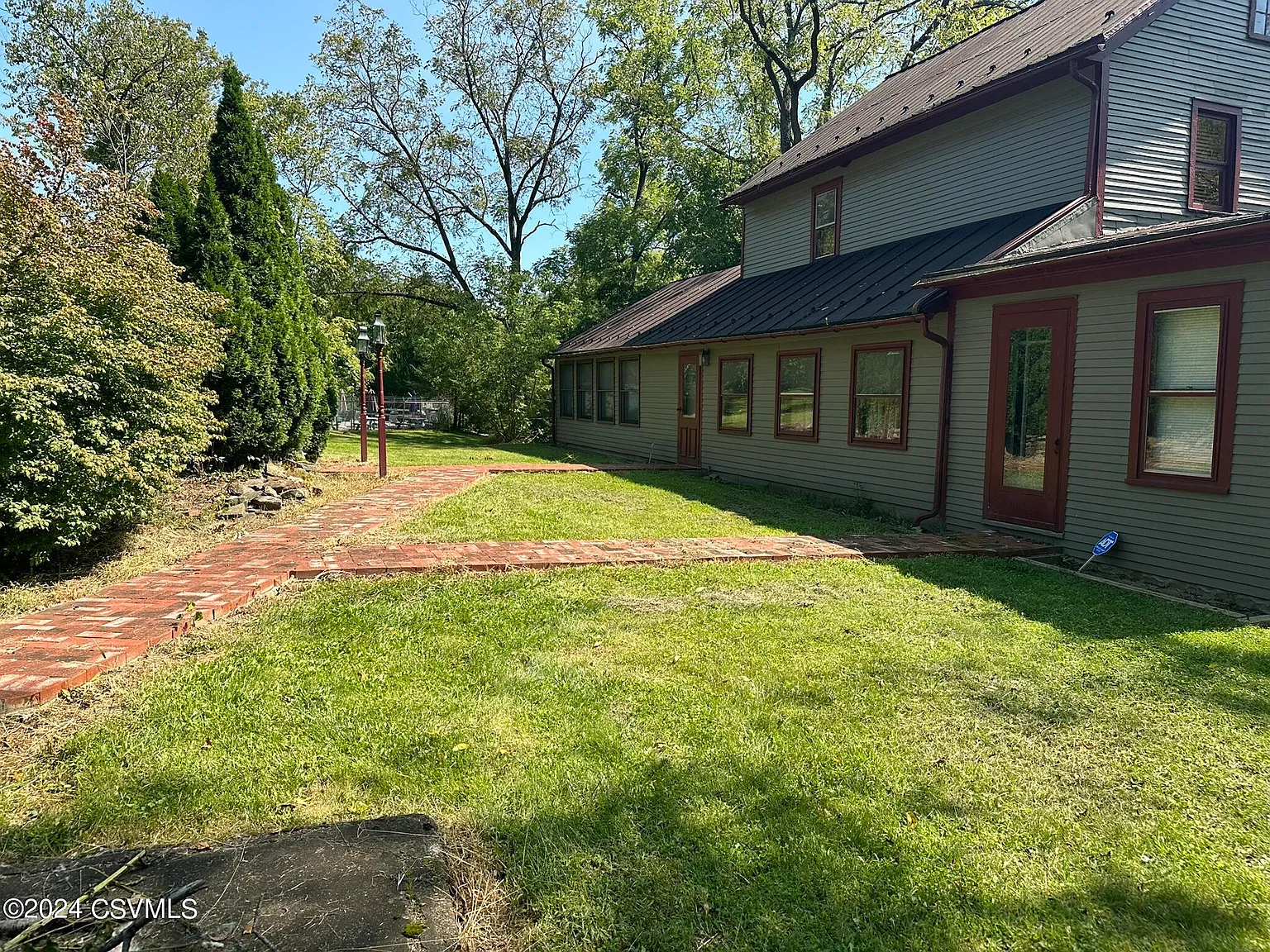 4 bed, 2283 sqft, $1,925 — Photo 2