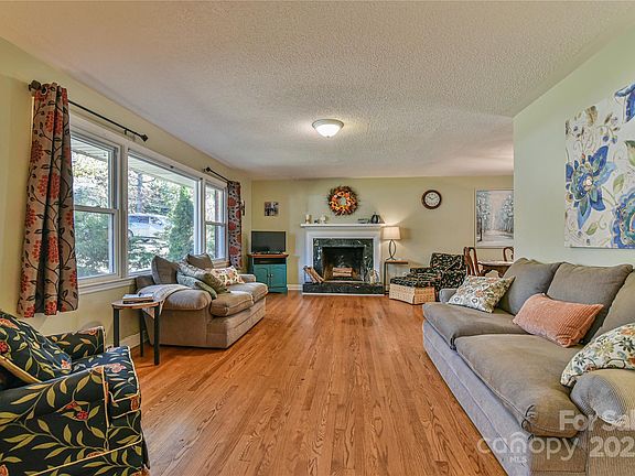 3rd image of 26 Bevlyn Dr